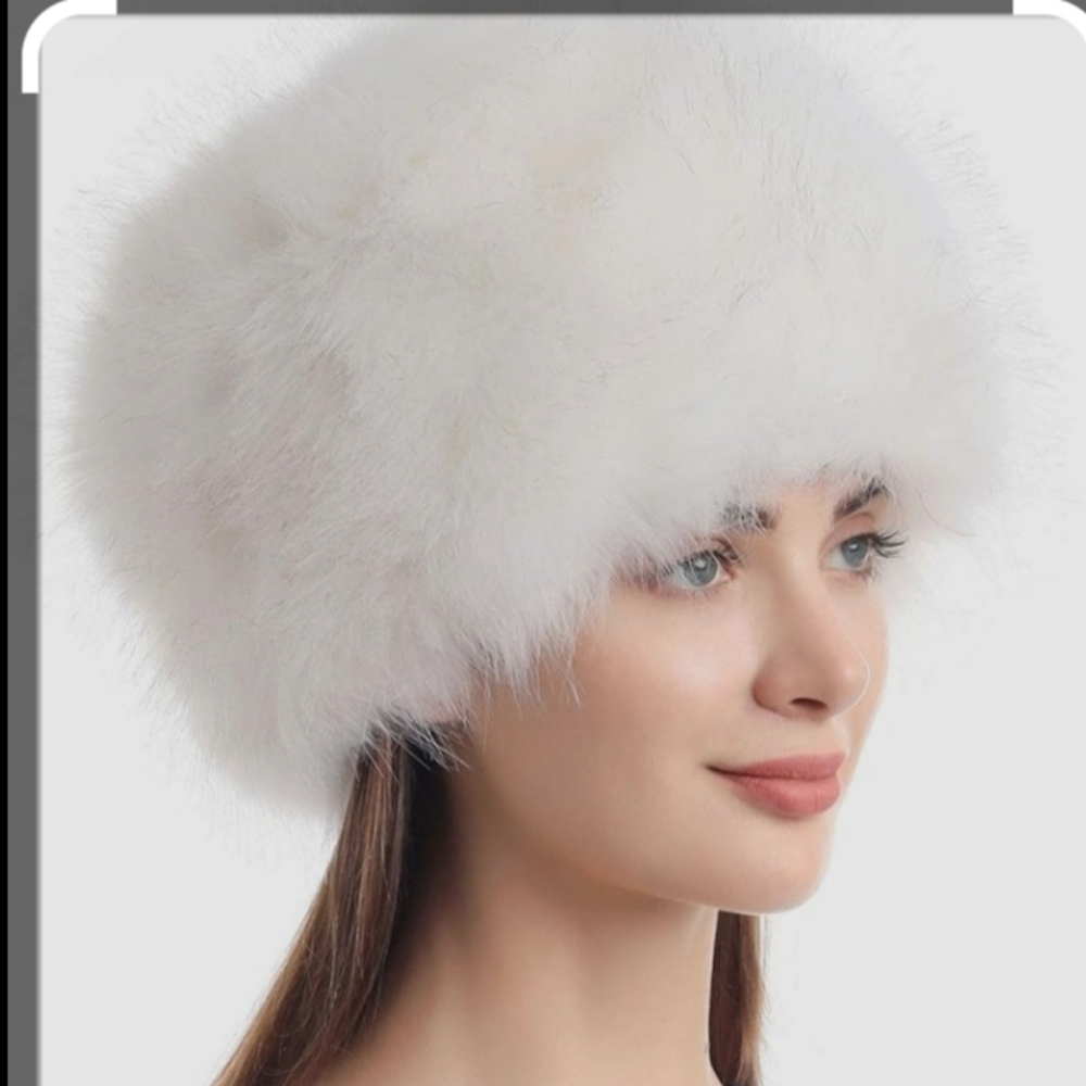 La Carrie White winter Hat New With Tags